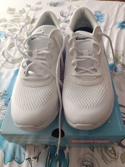 Vând adidași noi Skechers