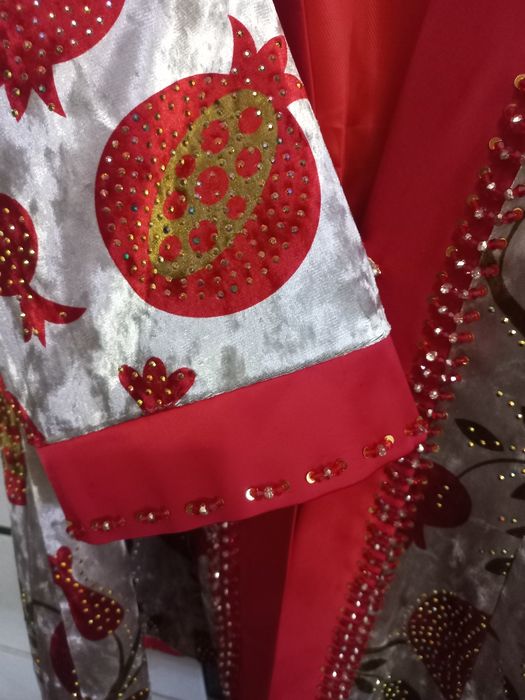 Kastum qo'li ishi qilingan