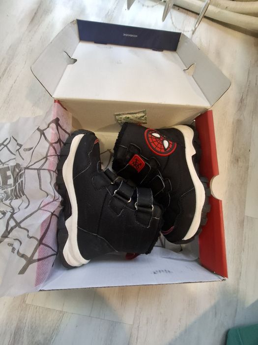 Светещи ботуши на Спайдърмен