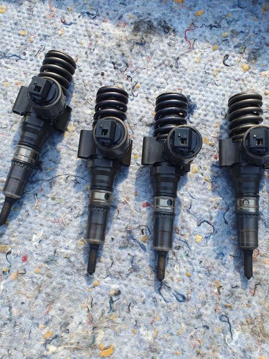 Injectoare vw golf 5 skoda 2 touran 2.0 BKD