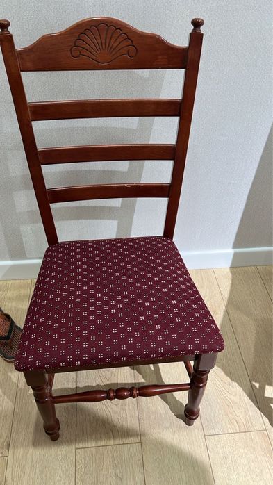 Деревянный стол и стулья