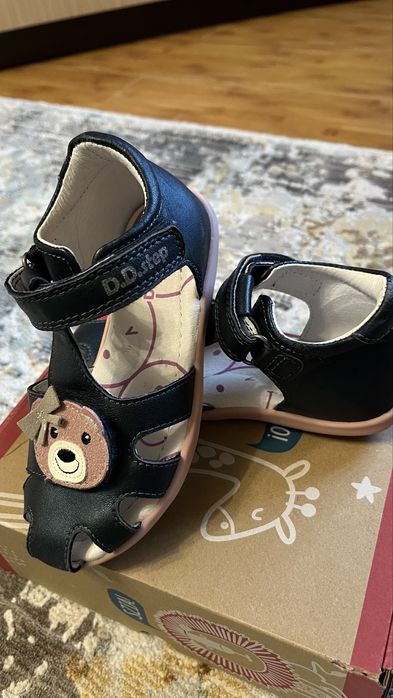 Sanade fetite DD step , marimea 29, foarte putin purtate doar la gradinita in clasa!