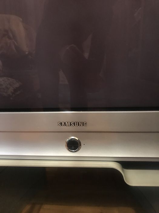 Телевизор Samsung с подставкой