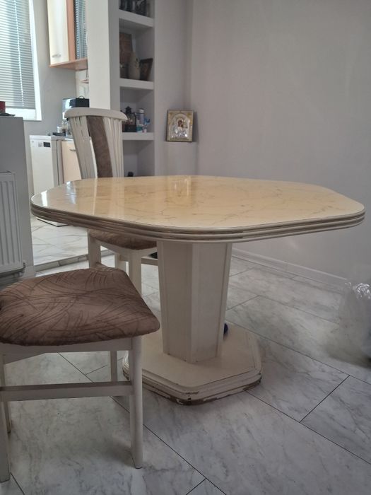 Продавам маса от масивно дърво и маса с 6 дървени стола.цена 150евро .тел0894870605.Намират се в Перник.