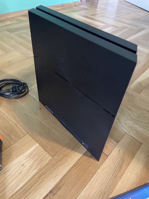 ПРОДАДЕН - Playstation 4, 1 TB (модел: CUH-1216B), с две игри