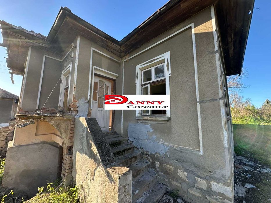 Стара къща с двор и кладенец в с. Горски Сеновец