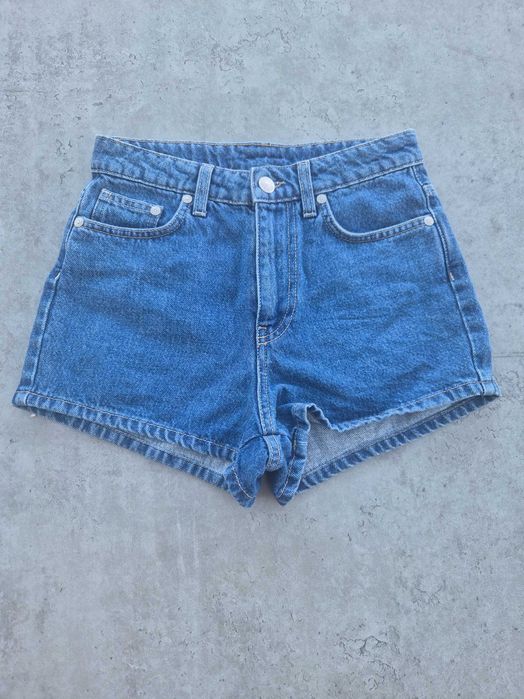 Chiara Ferragni къси дънкови панталонки