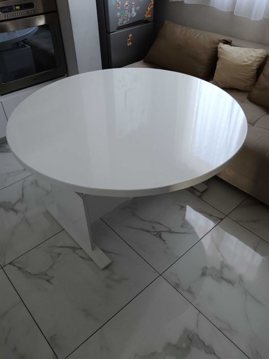 Трапезна маса от бял гланц - масивна, с повдигащ механизъм