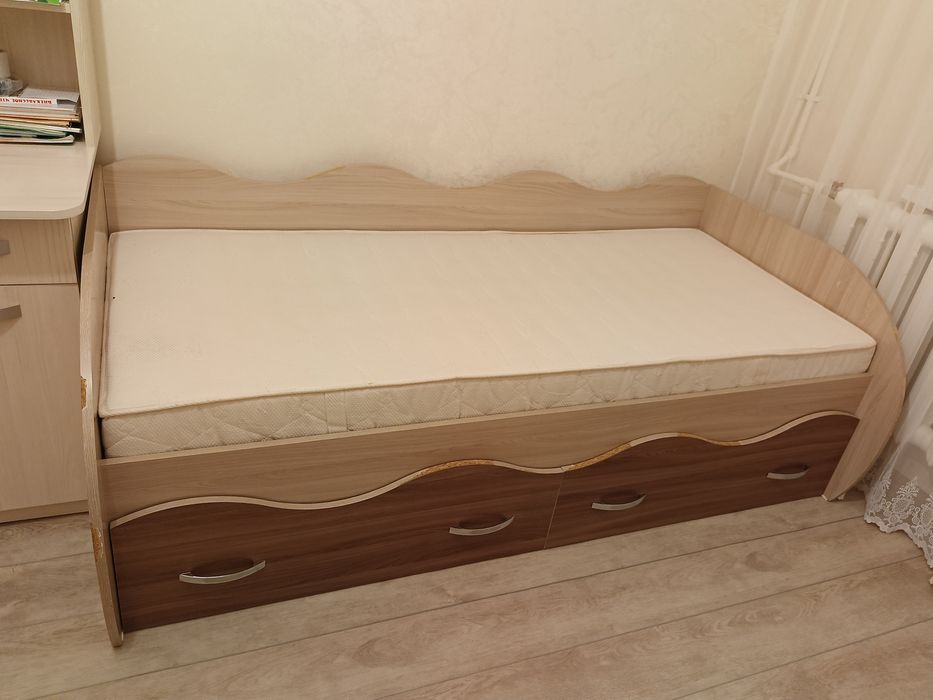 Кровать с матрасом