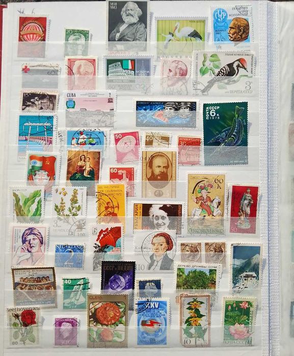 Класьор с над 400 бр. пощенски марки .