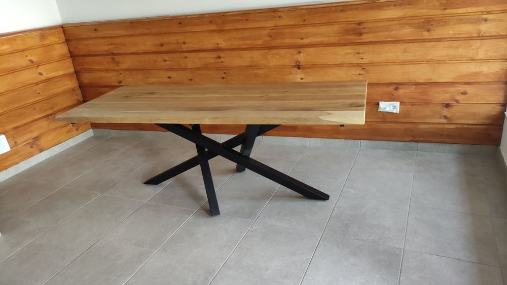 Трапезна маса от масив дъб с метални крака