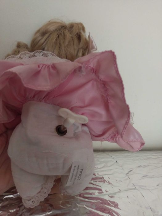 Кукла с музикалния механизъм (счупен крак)