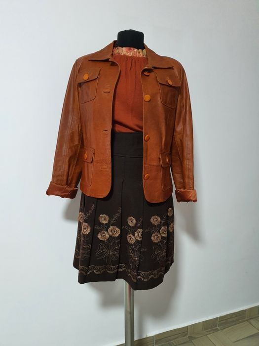 Fusta cu pliuri, material cu tinuta, cu flori cusute manual;