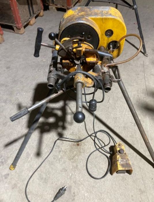 Продавам винтонарезна машина (струг за тръби) REMS Tornado 2010