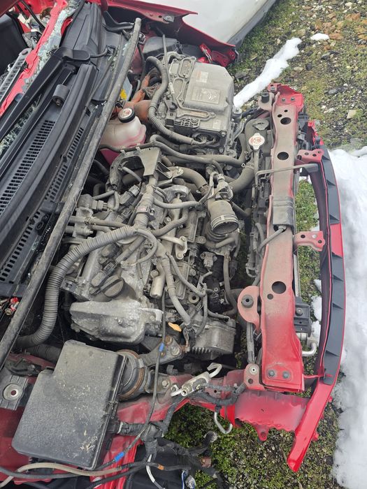 Тойота яарис хибрид -Toyota yaris НА ЧАСТИ