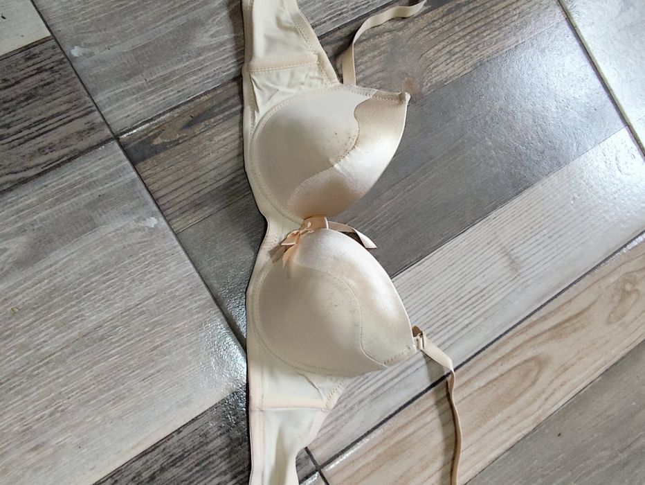 Sutien bej mărimea 80C