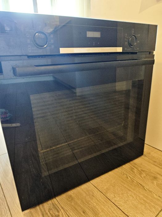 Продавам фурна за вграждане Bosch HBF154YS0