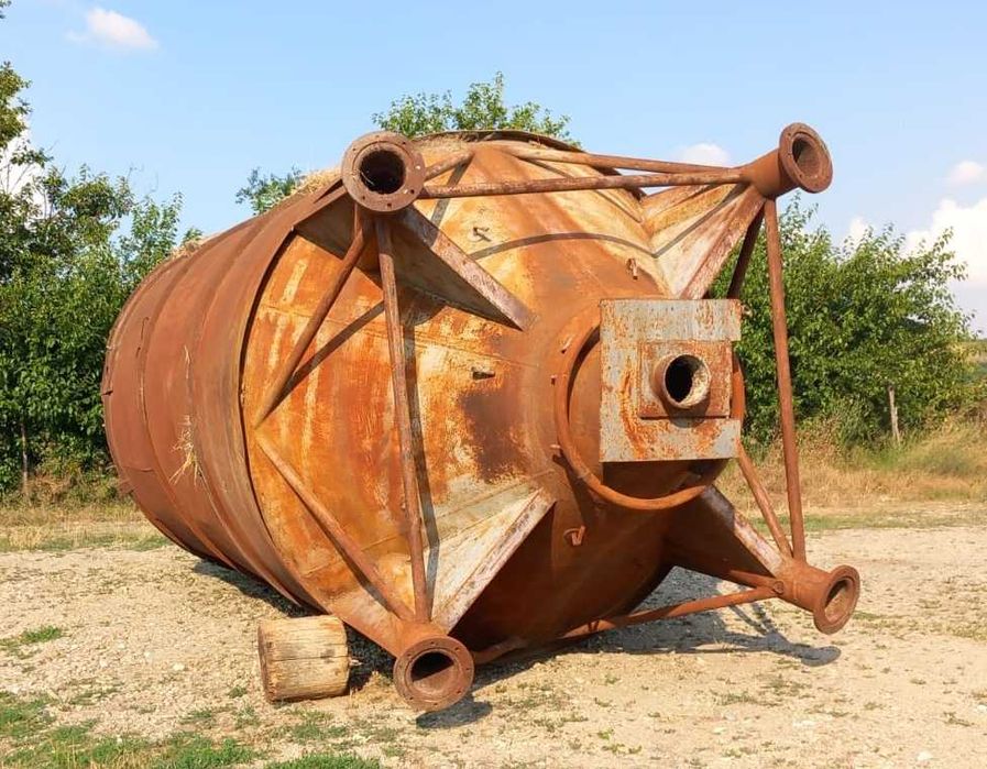 Vând bazin / rezervor metalic cilindric
