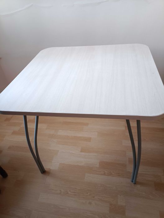 Стол в идеальном состоянии