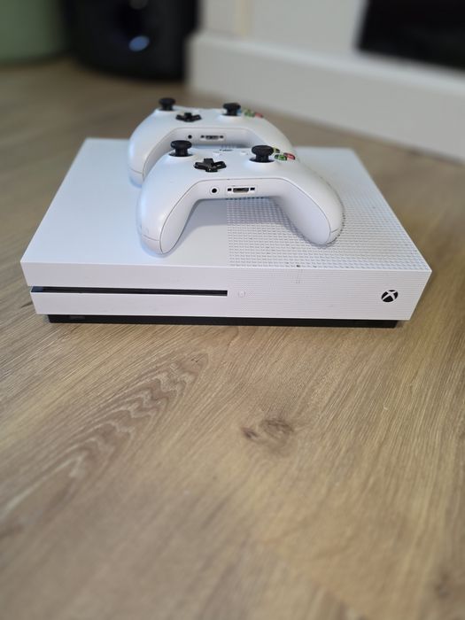 Xbox one s 1TB   b