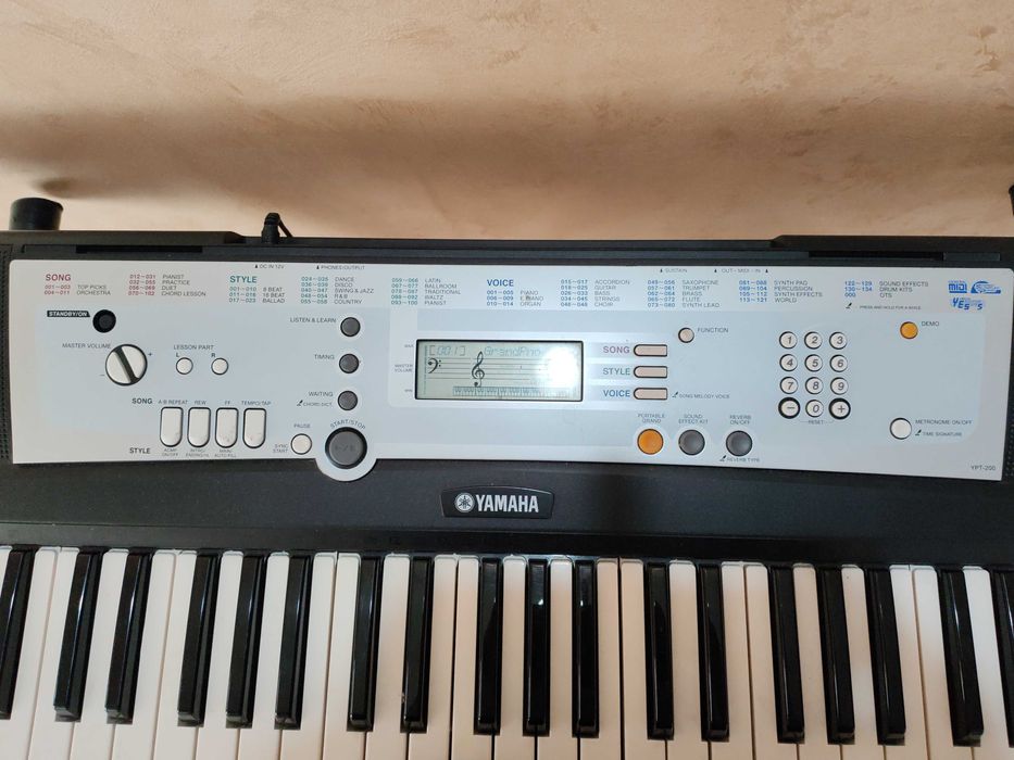 Orga Yamaha YP-200 cu stativ