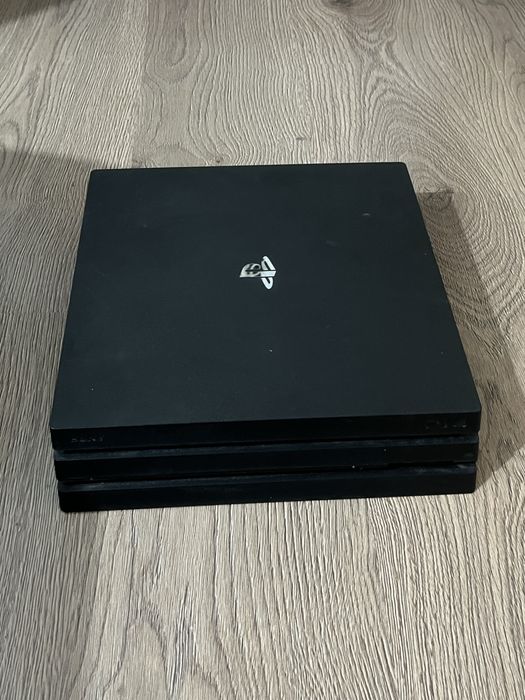 Playstation 4 Pro 1TB + 2 manete + cabluri + 200+ jocuri
