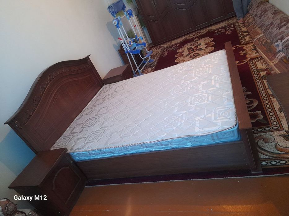 Mebel garnitur sotiladi.