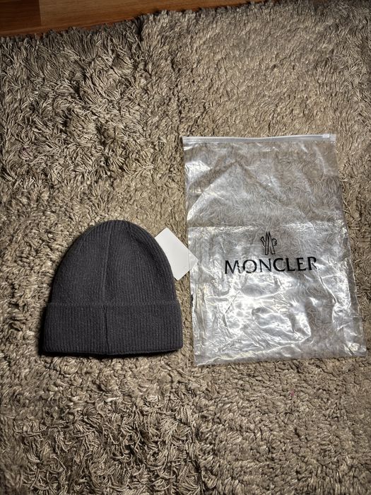 Caciuli Moncler.