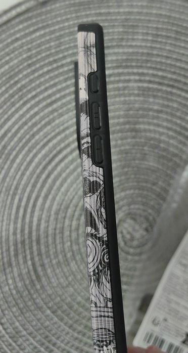 Продавам дизайнерски case за iphone 16 pro max