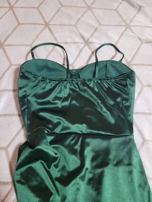 Vând rochie elegantă verde smarald