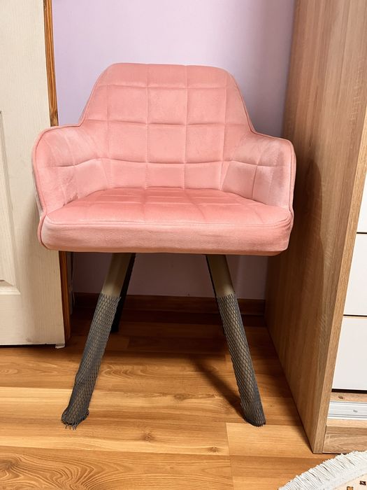 Столове в розов цвят