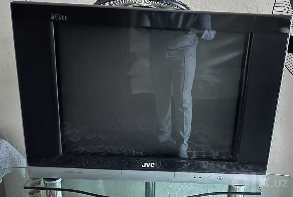 Televizor sotiladi