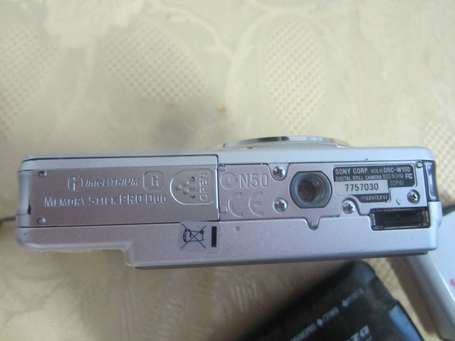 Aparat de fotografiat Sony  cu incarcator ,4 baterii ,card 4 gb