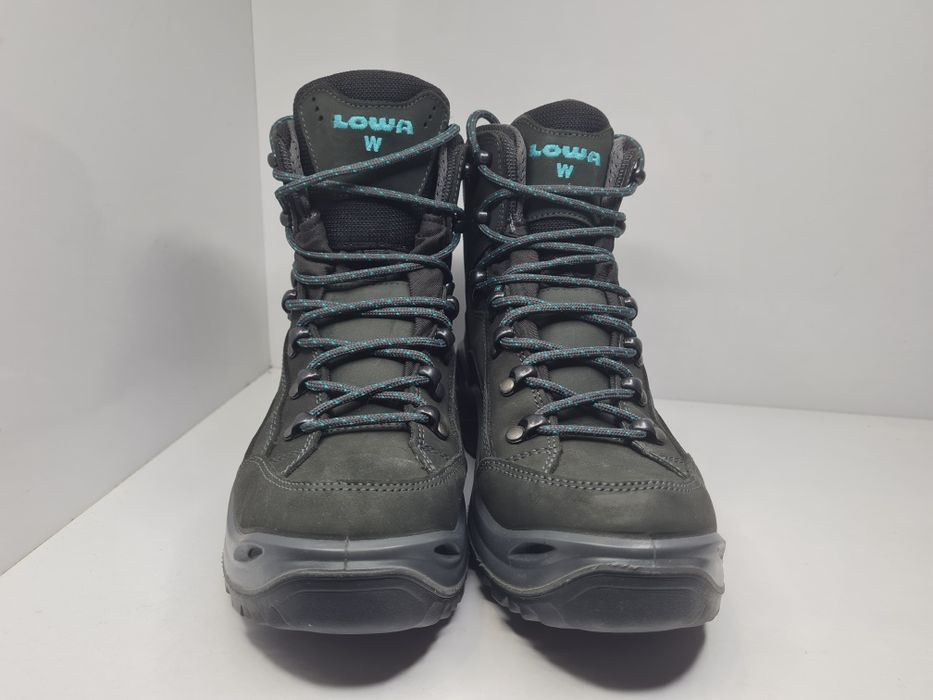 Обувки Lowa Renegade Gtx Mid

Чисто нови без кутия. 

Размер 39 1/3 ст