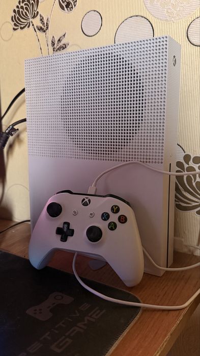 Xbox One S в отличном состоянии