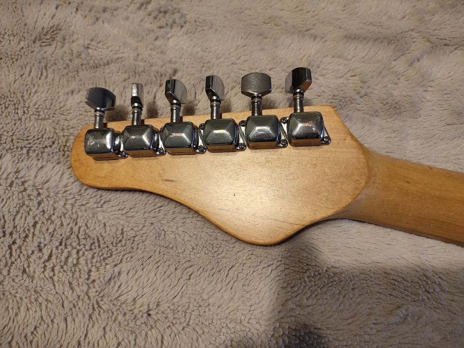 Електрическа китара Behringer Super Strat style в отлично състояние.