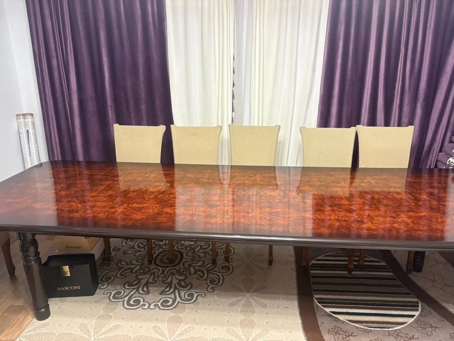 Стол продается без стульев
