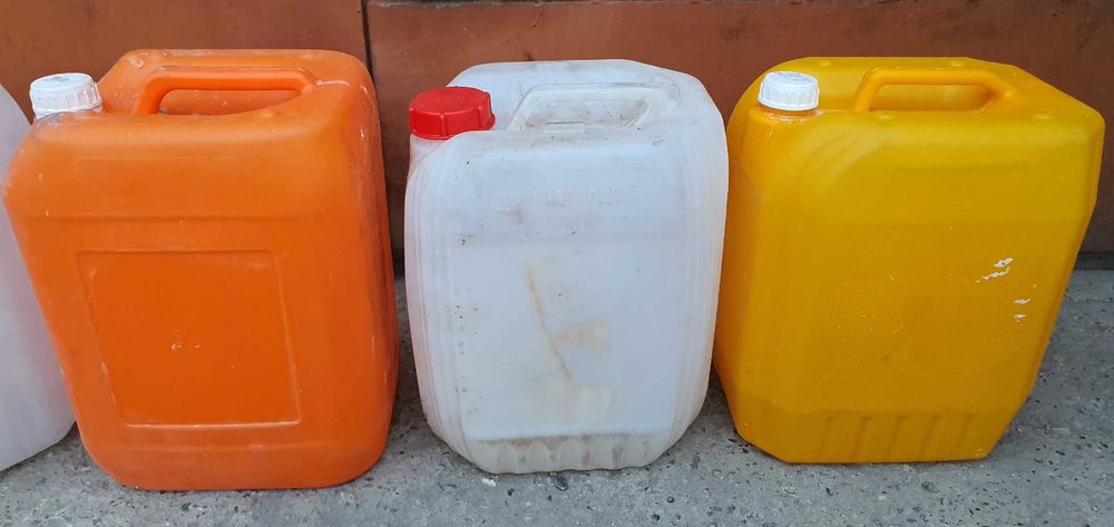 Канистры пластмассовые 5-10 литровые