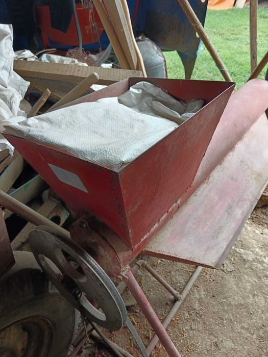 Vand masina de sfarmat malai !  1800 lei detali la nr de tel