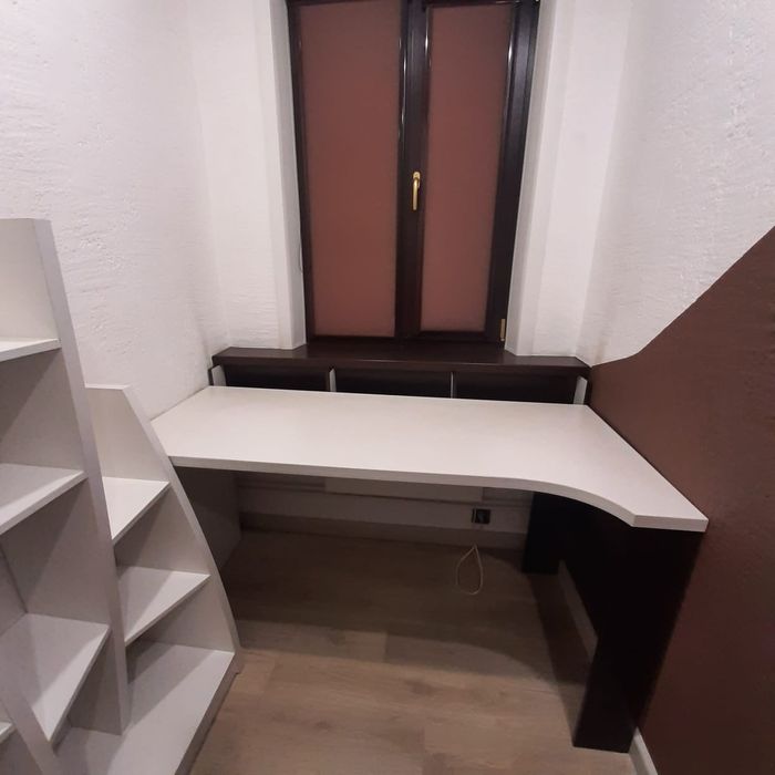 Стеллаж и стол для дома или офиса