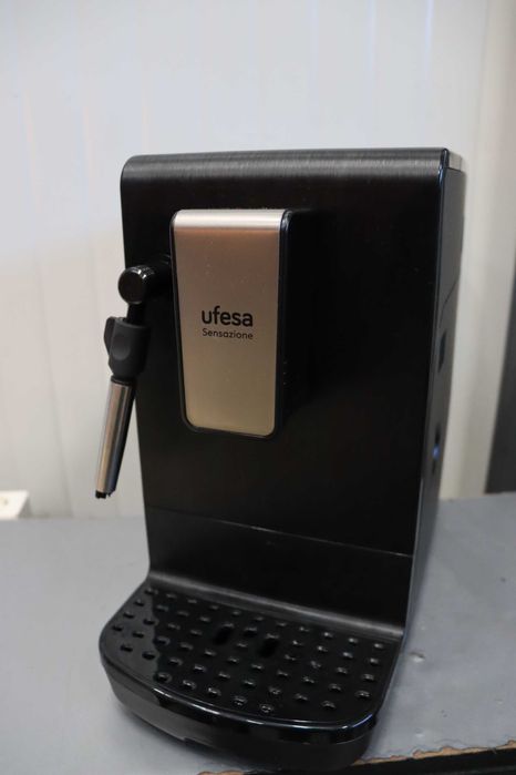Суперавтоматична кафемашина Ufesa Sensazione, 20bar, сензорен екран
