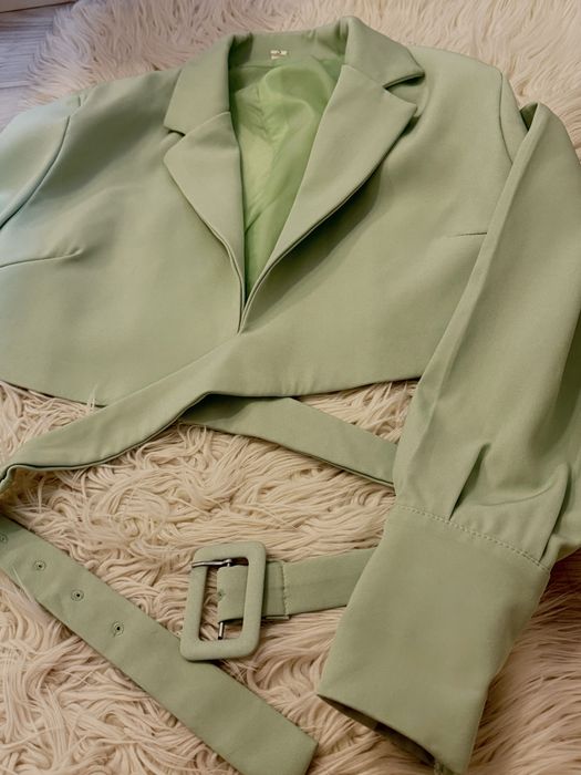 Ефектно зелено сако