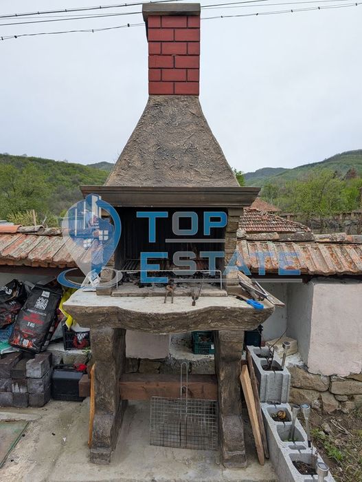 Едноетажна реновирана къща с голям двор в село Сливовица