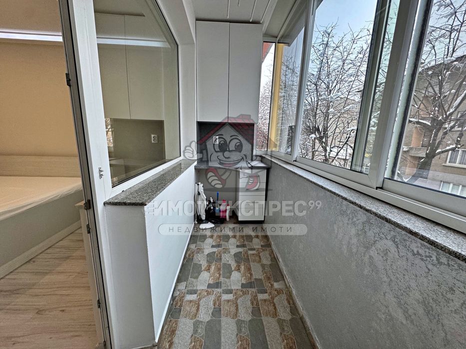 Тристаен обзаведен апартамент, под наем, за първи наематели, до гарата