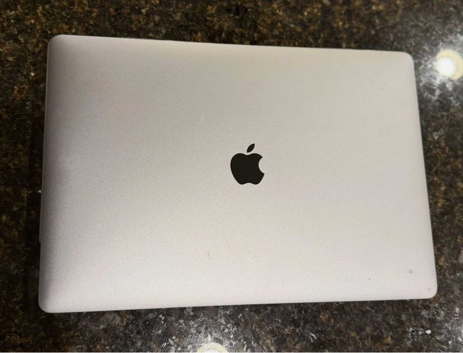 Macbook Pro 15 inch 2018 oxiri + Srochna sotiladi