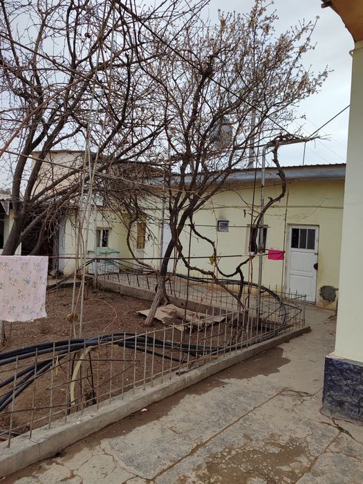 Xовли жой сотилади 8 сотих ер майдонига ега 6 хонага ега Уй.