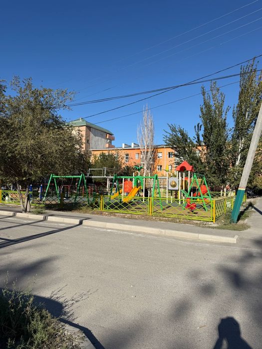 Центрден 2 бөлмелі үй сатылады!