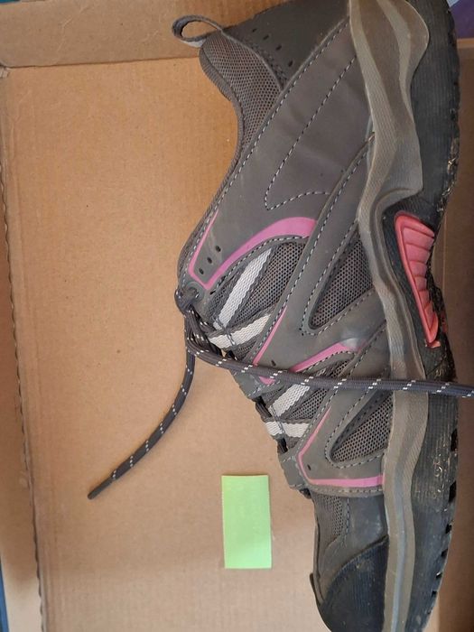 Дамски спортни обувки