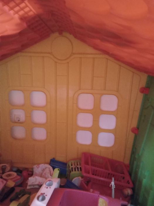 Детска къщичка за игра и масичка с две пейки