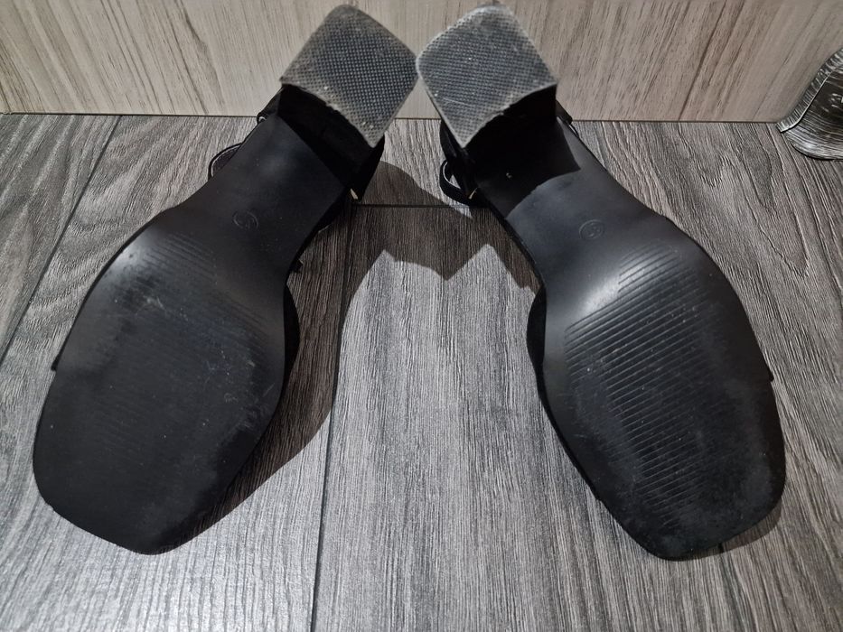 Черни велурени сандали